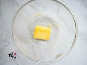 黄油提前从冰箱冷藏取出来，室温软化至软，用手轻轻一按就按下去就可以了