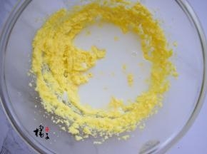 加入椰浆，搅拌均匀