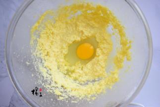 分两次加鸡蛋，每次都要搅拌均匀再加下一次