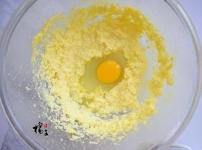分两次加鸡蛋，每次都要搅拌均匀再加下一次