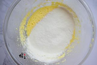 筛入低筋面粉和椰粉，搅拌均匀