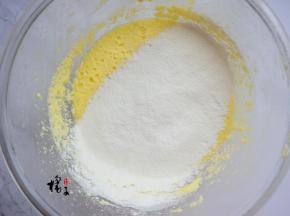 筛入低筋面粉和椰粉，搅拌均匀
