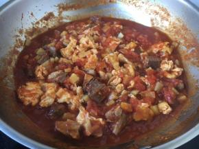 放入炒好的鸡蛋，翻炒均匀。