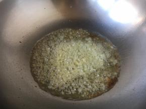 热锅凉油，放入葱花、姜末、洋葱丁，炒出香味。