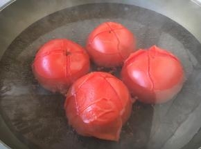 番茄洗干净，用刀划个“十”字，用开水烫一烫番茄，然后撕去番茄的果皮。
