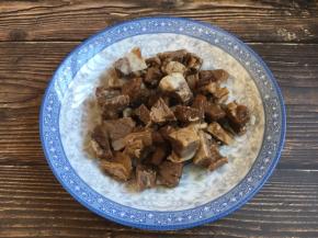 将提前炖好的牛肉准备好，切成适当大小的块备用。
