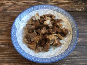 将提前炖好的牛肉准备好，切成适当大小的块备用。
