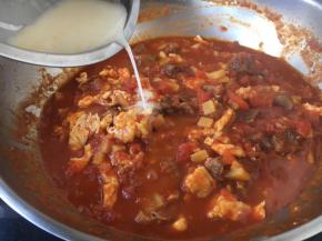 改小火，用适量的水淀粉勾芡即可。
勾芡时要分多次少量放入水淀粉，放入水淀粉后要用铲子推一推，使水淀粉勾芡均匀。