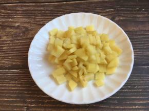 将土豆清洗干净，去皮，把土豆切成适当大小的丁。
