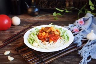 手擀面爽滑筋道，番茄鸡蛋牛肉卤鲜美，将营养丰富、美味可口的手擀面拌一拌，再配上一些时蔬就可以享用了。