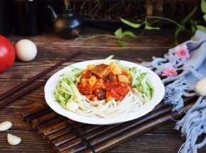 手擀面爽滑筋道，番茄鸡蛋牛肉卤鲜美，将营养丰富、美味可口的手擀面拌一拌，再配上一些时蔬就可以享用了。