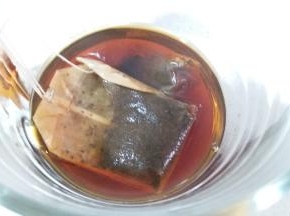 先泡红茶，用90克的纯净水，泡四包红茶包，红茶冷却后再用