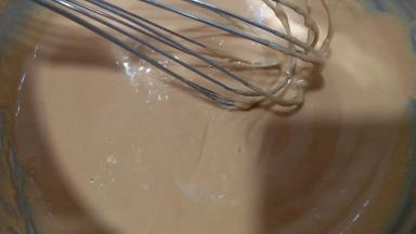 蛋清蛋黄分离，蛋黄加30克玉米油搅拌均匀充分乳化，再加入70克的红茶，搅拌均匀之后，加入50克的低筋面粉搅拌均匀