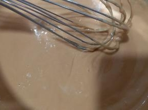 蛋清蛋黄分离，蛋黄加30克玉米油搅拌均匀充分乳化，再加入70克的红茶，搅拌均匀之后，加入50克的低筋面粉搅拌均匀