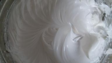 蛋清内滴入几滴柠檬汁，分三次加入白砂糖，低速打发至硬性发泡。