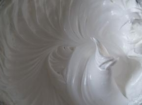 蛋清内滴入几滴柠檬汁，分三次加入白砂糖，低速打发至硬性发泡。