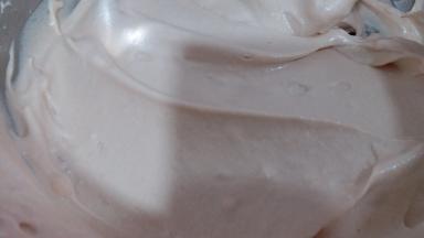 分三次把蛋白霜加入到蛋黄糊内，用翻拌切拌的手法，动作轻柔迅速。拌好的蛋糕糊是细腻状