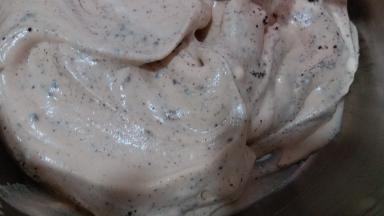 加入奥利奥碎拌均匀