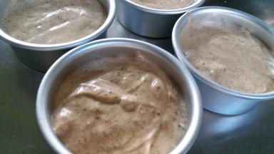 倒入模具内。这里用到四个四寸模具。也可以用一个六寸模具。送入烤箱135度烘烤40分钟