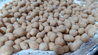 烤蛋糕的时候制作珍珠。20克的红糖加到60克纯净水内，煮开后倒入木薯粉内快速拌均匀，揉成长条，捏成一颗颗小珍珠