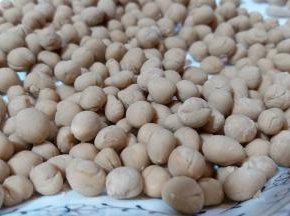 烤蛋糕的时候制作珍珠。20克的红糖加到60克纯净水内，煮开后倒入木薯粉内快速拌均匀，揉成长条，捏成一颗颗小珍珠