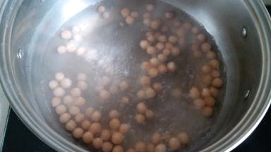 煮珍珠了。锅内水烧开再放珍珠，煮15分钟左右。煮熟的珍珠过下冷水，口感更Q