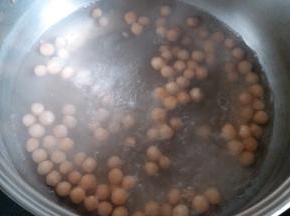 煮珍珠了。锅内水烧开再放珍珠，煮15分钟左右。煮熟的珍珠过下冷水，口感更Q