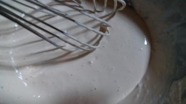 取40克糖浆，加入到160的淡奶油中，用手动打蛋器，抽打至浓稠状态。为什么会选用手动打蛋器呢，因为用手动打蛋器比较好掌握状态。切记不要打发过度，奶油是浓稠但是可以流动的状态。