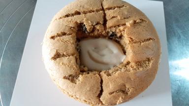 蛋糕出炉冷却之后，在蛋糕顶部切一小块，不要切到底，挤入打好的奶油，再盖上小块蛋糕