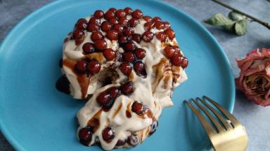 然后放上珍珠，边缘滴上糖浆。诱人的珍珠爆浆蛋糕就做好了