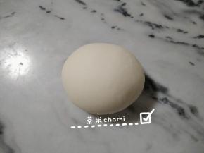 全部材料拌匀，揉成光滑面团。