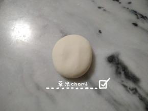 平均分成每个40克的剂子。排气，揉圆，按扁。