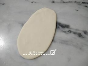 擀成牛舌状。