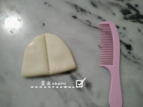 买一把新刷，专门做面食的。中间压一下。