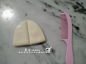 买一把新刷，专门做面食的。中间压一下。