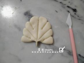接着用翻糖工具，每个线中间，推一推，形成花瓣。
夏天室温发酵40分钟，冬天烤箱30度发酵40分钟，蒸十分钟。
