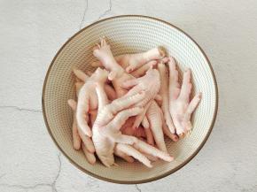 鸡爪洗干净，剪去指甲。