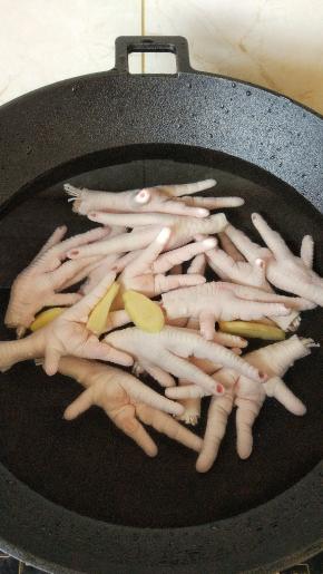 姜切片，凉水放鸡爪，烧开水。