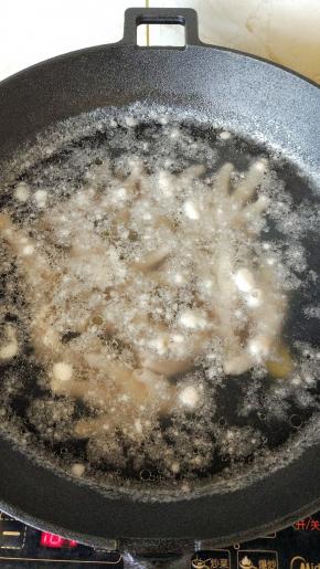 水烧开后，再煮2--3分钟，捞出来洗干净备用。