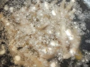 水烧开后，再煮2--3分钟，捞出来洗干净备用。