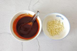 韩式辣酱和番茄酱混合，蒜切末。