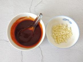 韩式辣酱和番茄酱混合，蒜切末。