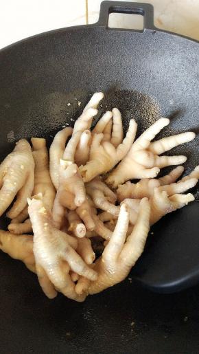 锅烧热，放油，放蒜末炒香，放鸡爪翻炒会。