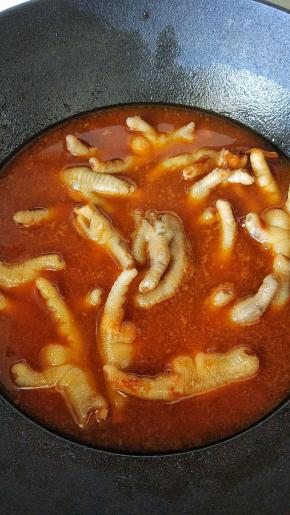 加水差不多莫过鸡爪，加白糖和料酒，喜欢软一点就多加点水，不喜欢太软的话就少加一点水。盖上盖子煮，中间记得翻动几下鸡爪。