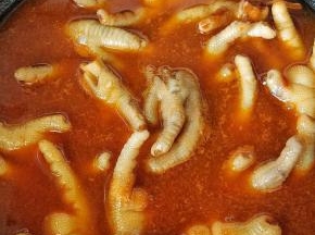 加水差不多莫过鸡爪，加白糖和料酒，喜欢软一点就多加点水，不喜欢太软的话就少加一点水。盖上盖子煮，中间记得翻动几下鸡爪。