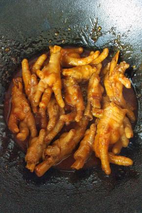 煮至汤汁有点浓稠时候，转大火，翻炒均匀。