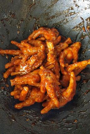 加白芝麻翻炒均匀，出锅。
