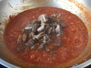 放入1勺的番茄酱，1勺的酱油，放入约1小碗的牛肉汤（没有牛肉汤可用清水代替），放入切好的熟牛肉，大火煮开，牛肉煮透。
