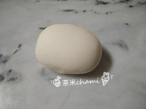 主材料拌匀，揉光滑，平均分成每个30克剂子。