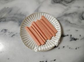 火腿肠，中间平均切一刀，再一小段，平均切成四份。